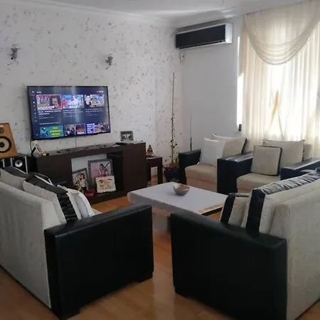 Cozy In The Center Of דירה